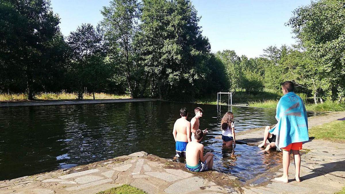 Un grupo de jóvenes en la piscina fluvial de Santa Croya de Tera.