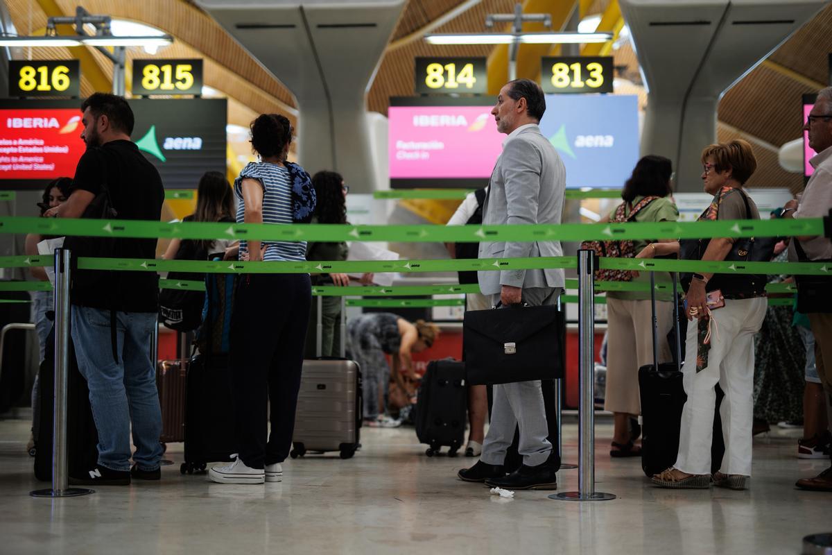Archivo - Varios pasajeros en una fila de Iberia en la Terminal T4 del Aeropuerto Adolfo Suárez-Madrid Barajas, a 21 de junio de 2023, en Madrid (España).