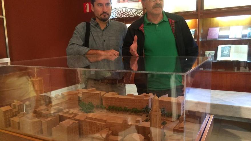 Los concejales Jordi Peris y Giuseppe Grezzi con la maqueta base.