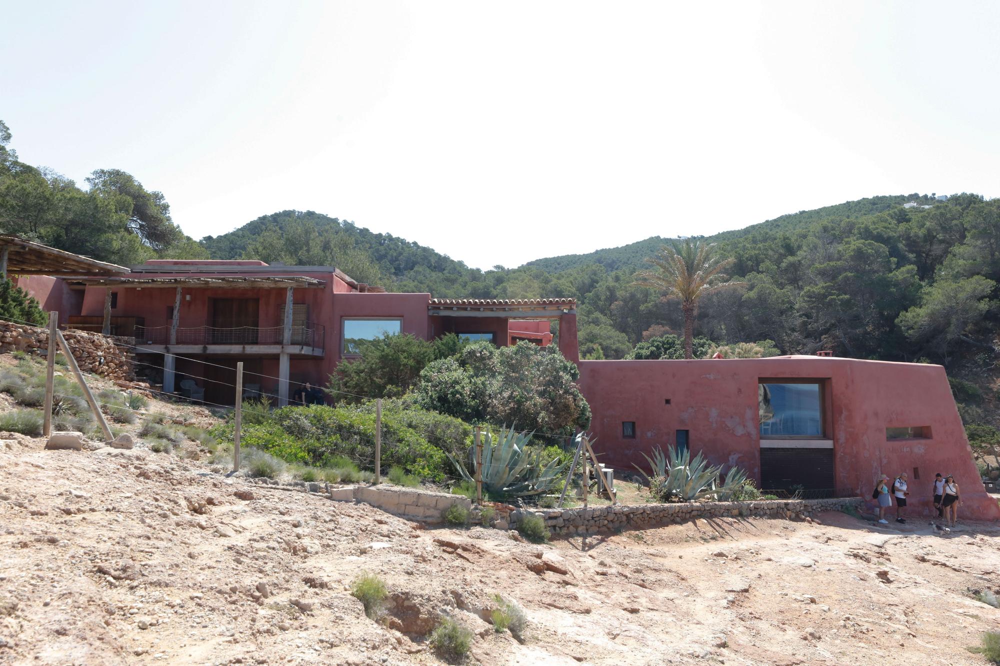 Primer día del servicio de autobús a Cala Salada