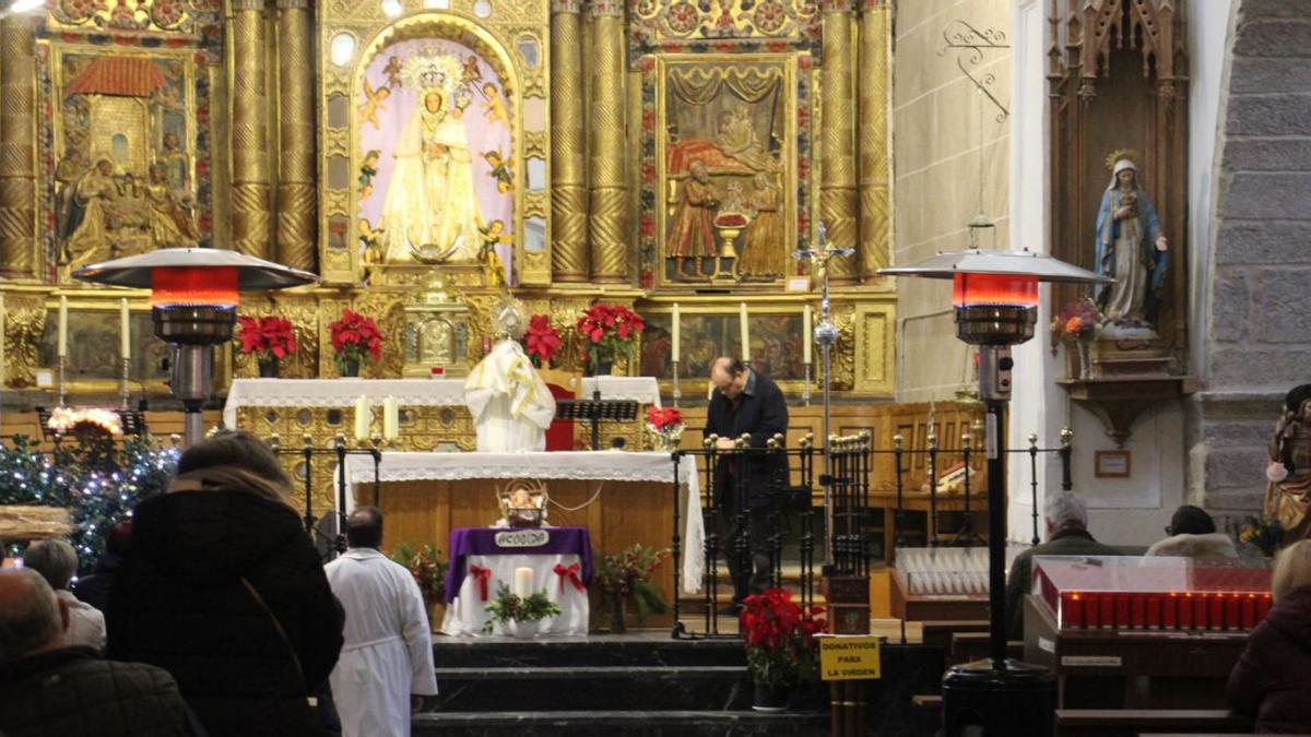 El arcipreste de Zamora  y el párroco José Antonio de la Fuente oficiaban la primera misa jubilar.  | ARACELI SAAVEDRA