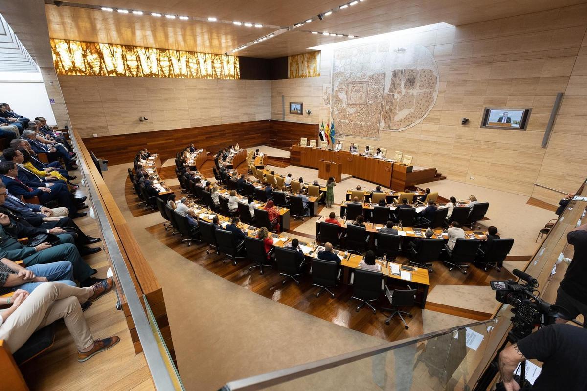 Sesión constituyente de la Cámara extremeña para la última legislatura, en junio de 2023.