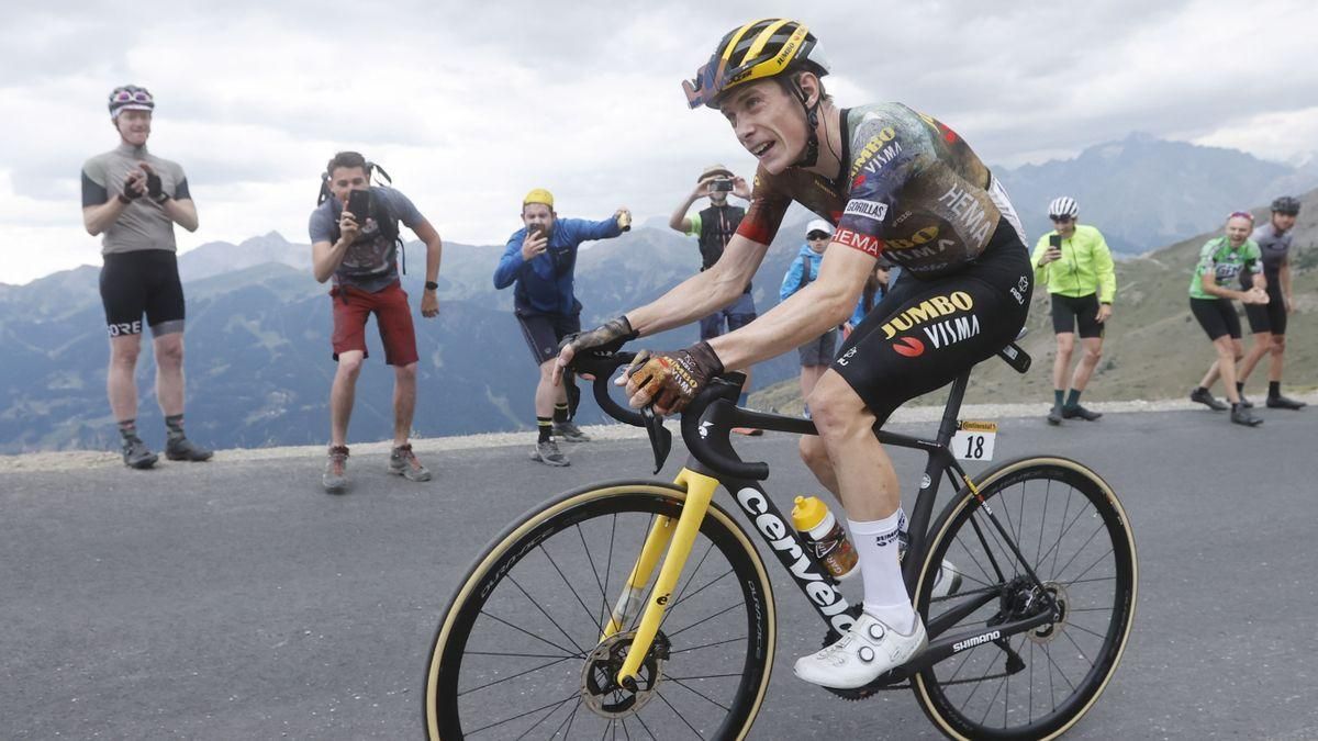 Jonas Vingegaard, camino de su victoria en el Granon.