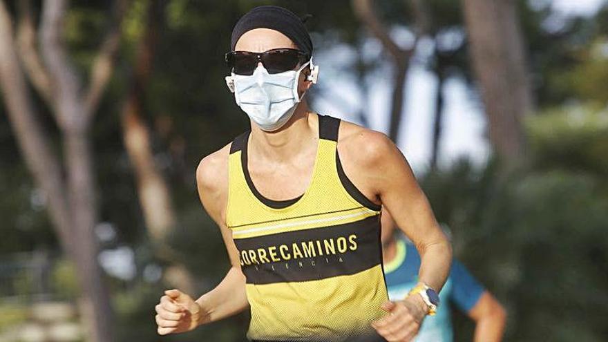 Runner con mascarilla.