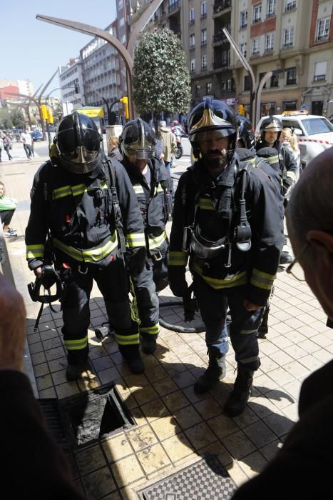 Intervención de bomberos en un edificio de la avenida de Constitución.