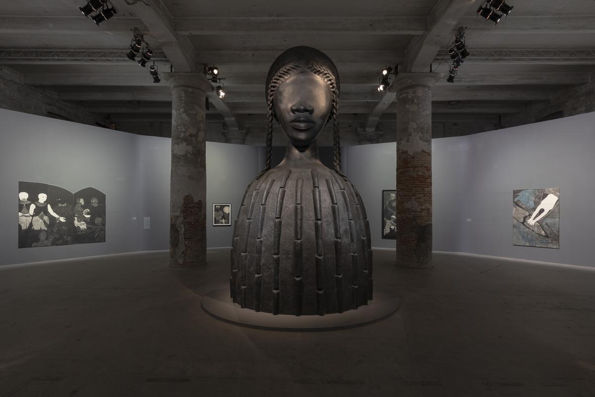 La escultura 'Brick House' (2019) de Simone Leigh, que se exhibe en el Arsenale.