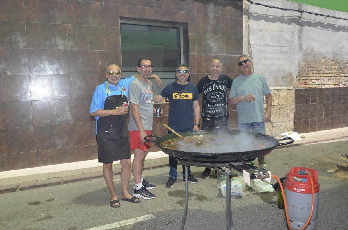 El alcalde de Moncofa (segundo por la derecha), junto a sus amigos de la Penya 69.