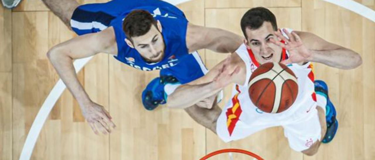 Arriba, Salvó en un partido de España contra Israel; debajo, con el OCB durante la final de la Copa Princesa. | |  FIBA / MIKI LÓPEZ