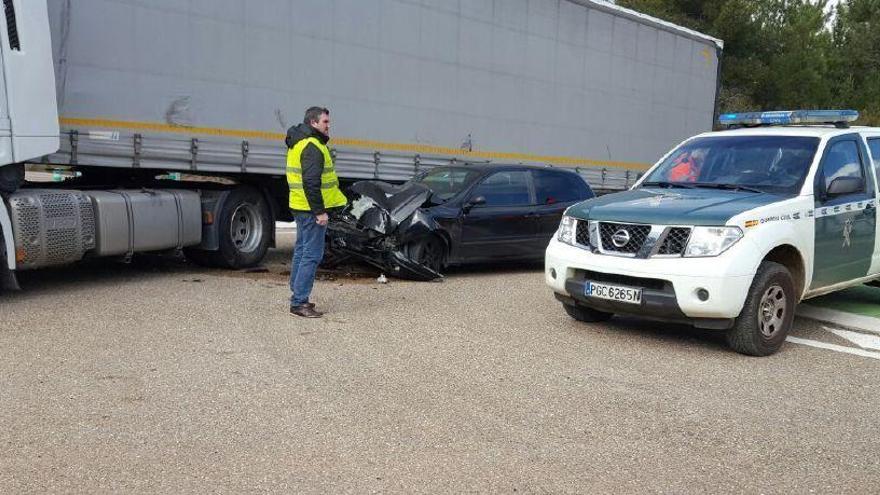 Accidente entre un trailer y un turismo en la carfretera N-122