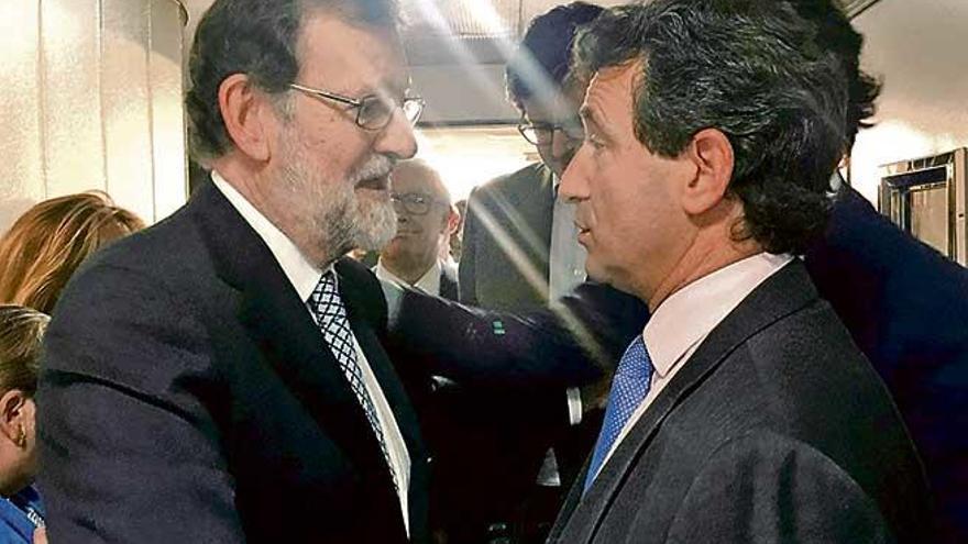 Biel Company saludando a Mariano Rajoy tras la reunión del comité ejecutivo de ayer en Madrid.