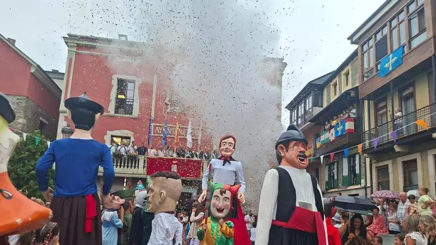 VÍDEO: Navia desafía a la lluvia en el chupinazo de las fiestas de Nuestra Señora de La Barca y San Roque