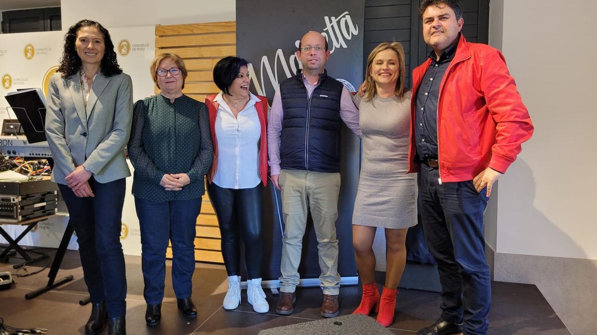 Presentación del quinto disco de Marietta, con miembros de la Corporación local.