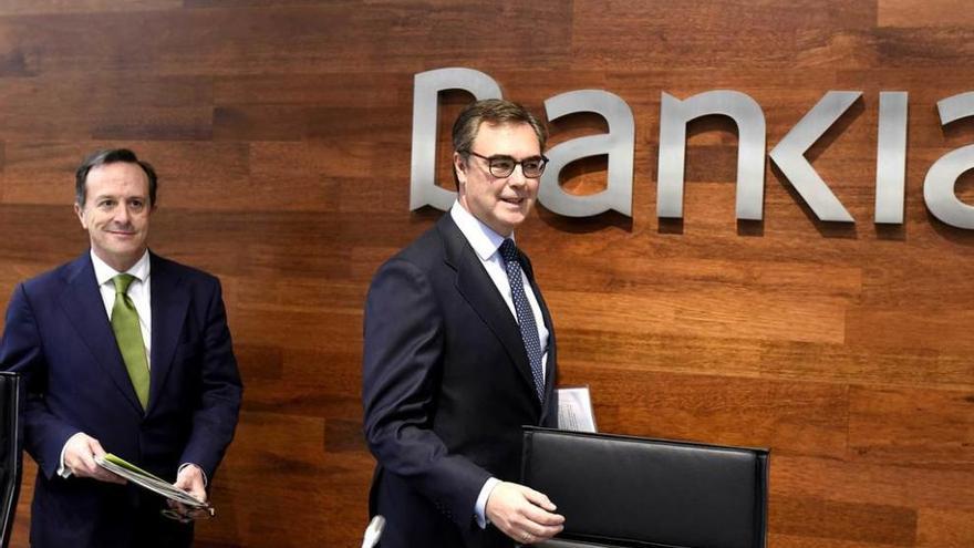 El consejero delegado de Bankia, José Sevilla (derecha), y el director adjunto de banca de particulares, Fernando Sobrini, ayer, antes de la comparecencia para presentar la oferta destinada a los pequeños accionistas.