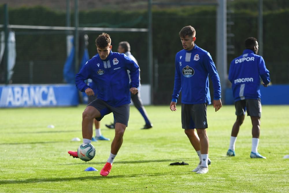 El Deportivo regresa a los entrenamientos tras el descanso con una sesión de larga duración sobre el cesped.