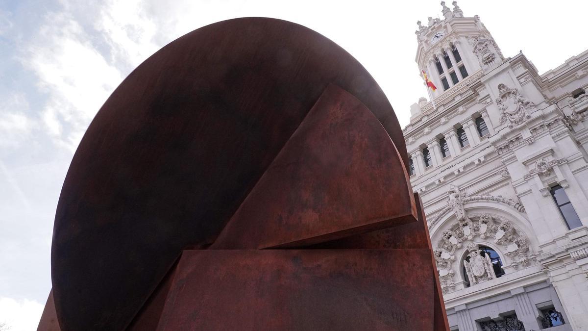 Hermes, la nueva estatua situada junto a la plaza de Cibeles.