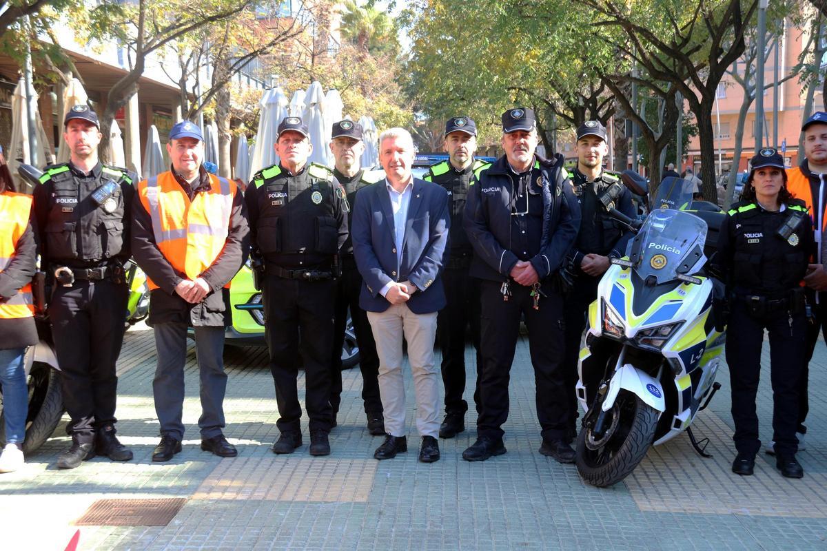 El alcalde de Esplugues de Llobregat, Eduard Sanz, junto a los miembros del nuevo equipo de serenos y los agentes de la nueva unidad de policía local de proximidad