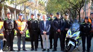 El alcalde de Esplugues de Llobregat, Eduard Sanz, junto a los miembros del nuevo equipo de serenos y los agentes de la nueva unidad de policía local de proximidad