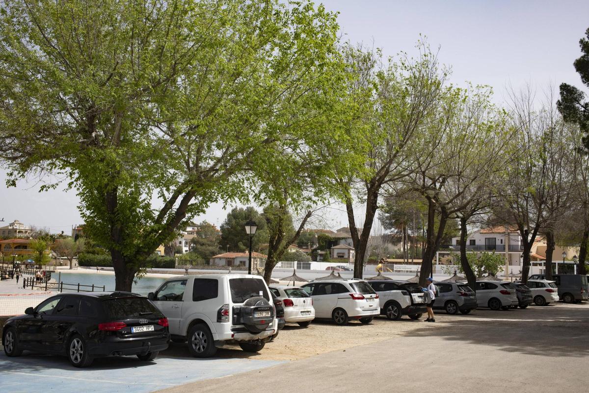 Vehículos en el aparcamiento de Playamonte, en Navarrés.