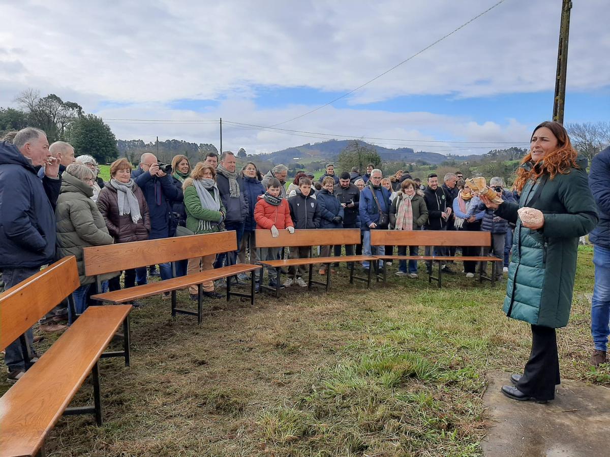 Robledo, en Llanera, bendice a sus mascotas por San Antón