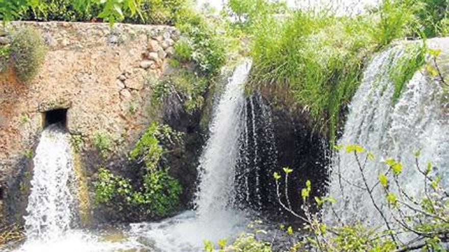 Caída de agua de la Font de Mestre Pere, declarada BIC por el Consell de Mallorca.