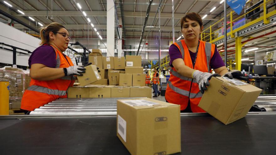 EN IMÁGENES | Así se trabaja en el gran centro de mercancías de Amazon en Zaragoza a las puertas del Black Friday