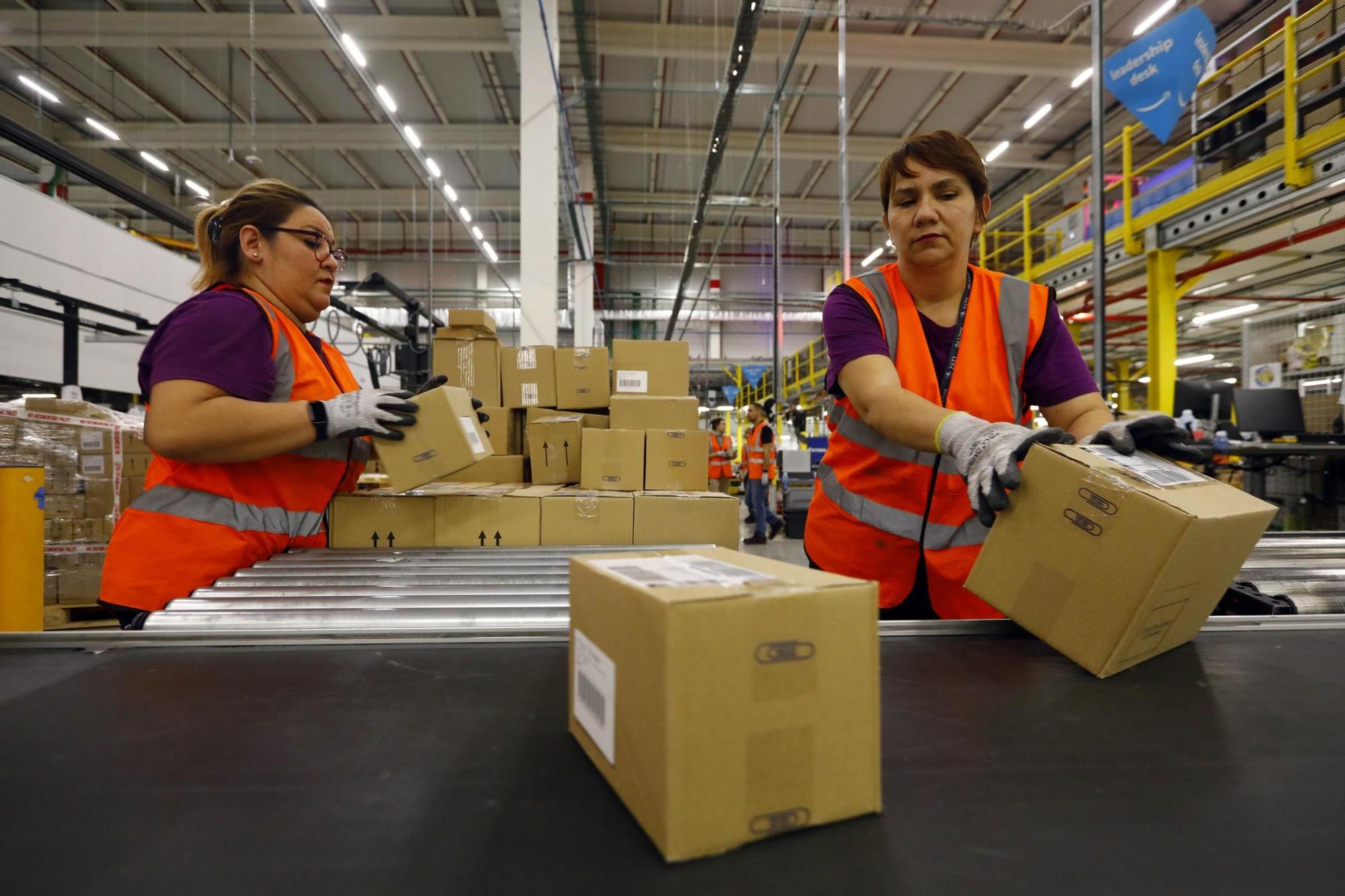 EN IMÁGENES | Así se trabaja en el gran centro de mercancías de Amazon en Zaragoza a las puertas del Black Friday