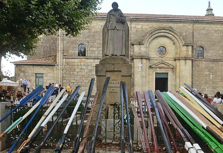 Remos ante a imaxe de Rosalía de Castro no Espolón de Padrón.   