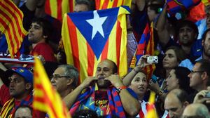 Un redactor d’EL PERIÓDICO grava amb el seu mòbil la monumental xiulada de les aficions durant l’himne d’Espanya.