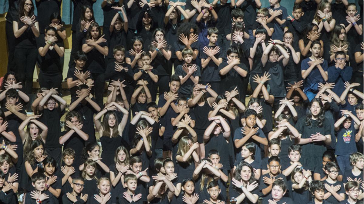 45.000 niños de las escuelas de Catalunya interpretan la Cantània 2016. ’Babaua: Les desventures de Mimí’ en ell Auditorio.