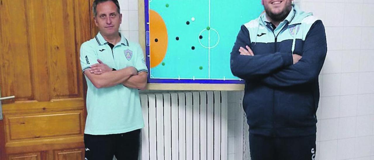 Diego Fernández y Pablo Castander, en el polideportivo de Moreda.