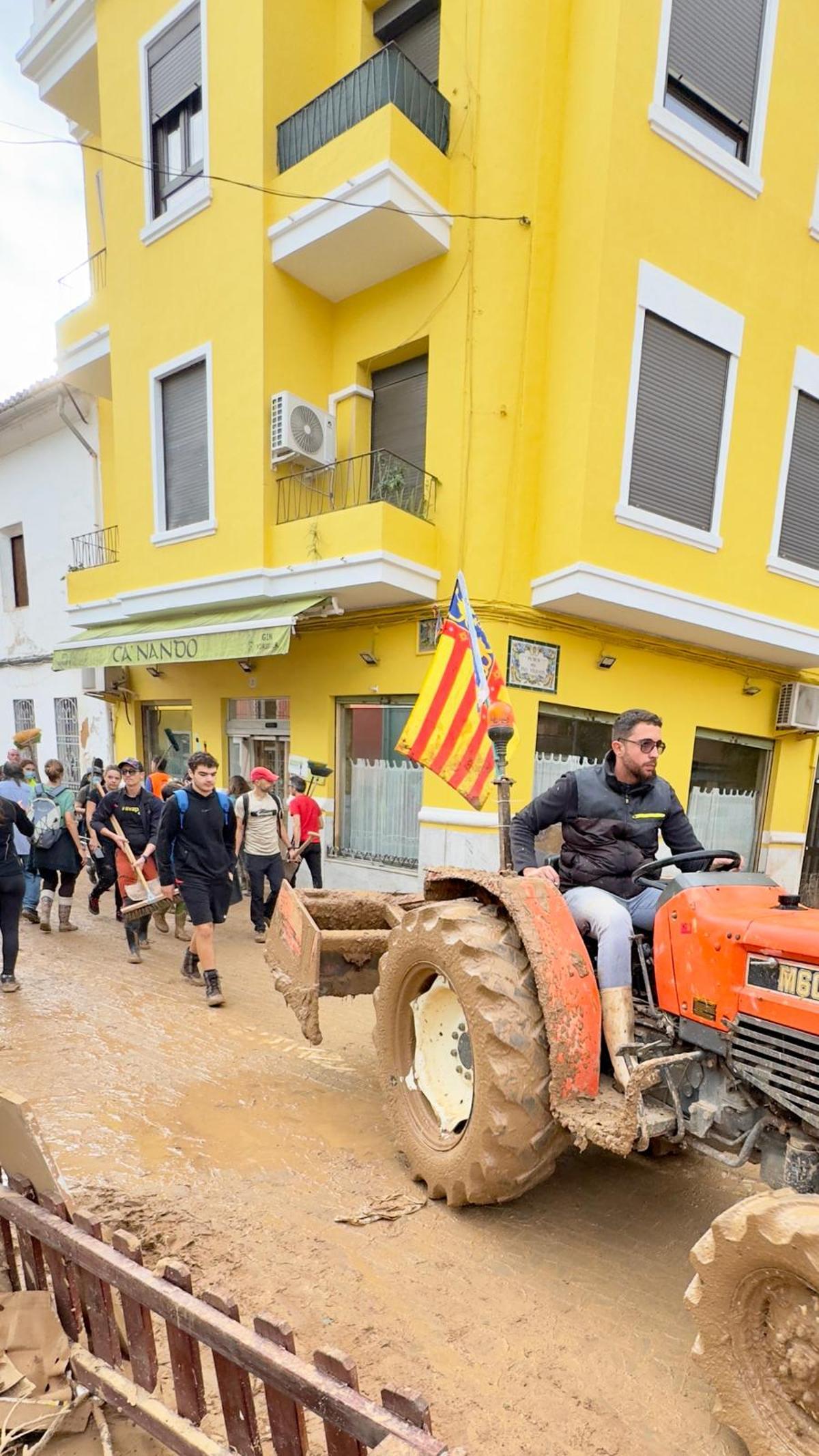 FOTOS | El bombero de Palma Xavier Fernández acude a Valencia para ayudar tras la catástrofe