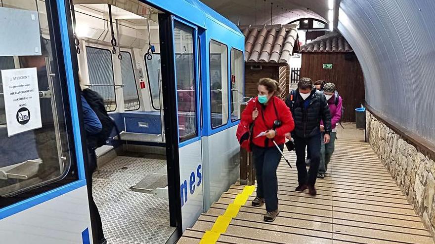 Turistas, ayer, accediendo al remonte en Poncebos. | María Villoria