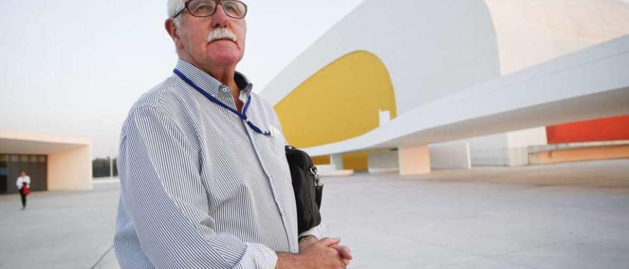 Abelardo González Blanco, ayer, en la plaza del Niemeyer.