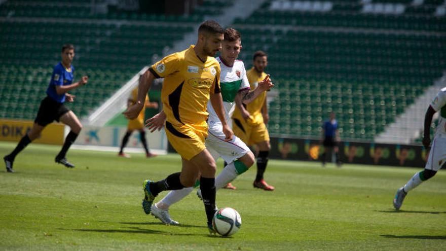 Álex Suárez controla el esférico ante un rival del Ilicitano.