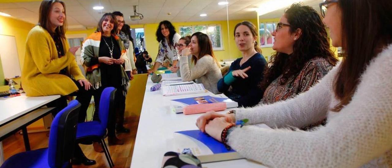 De izquierda a derecha, las profesoras María Albuerne Juanco, María Santamarta Martínez (directora de la academia), Yolanda Antuña Crespo y Eloína Martínez García, y las alumnas Covadonga Suárez González, Verónica García Pérez, Ana Castrillo Crego, Irene Mera Prieto y Silvia González González, el viernes, minutos antes de una clase.