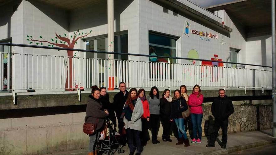 Madres y padres de alumnos, ayer, junto a la escuela para menores de tres años de Posada (Llanes).