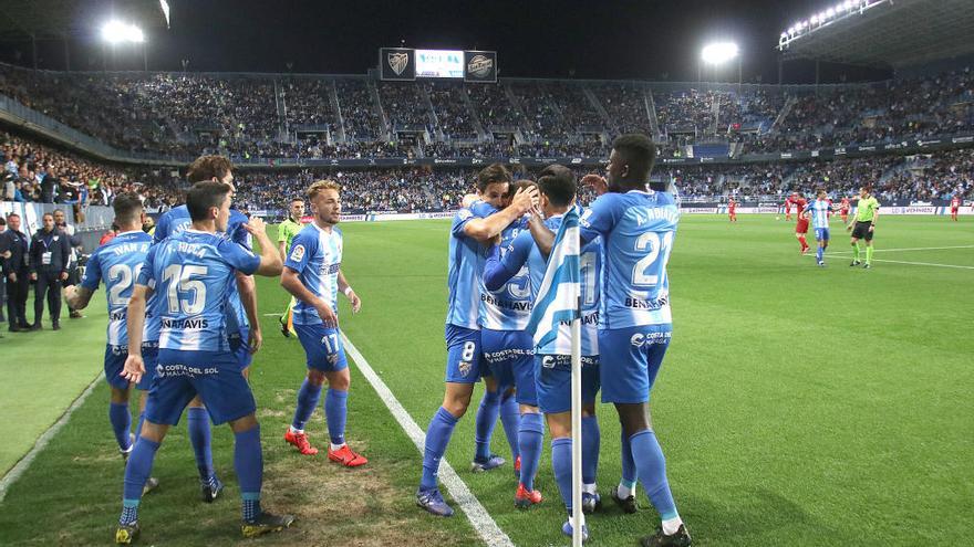 La plantilla del Málaga CF celebra un gol en La Rosaleda y quiere seguir creciendo también lejos de casa, donde es uno de los equipos más fiables.