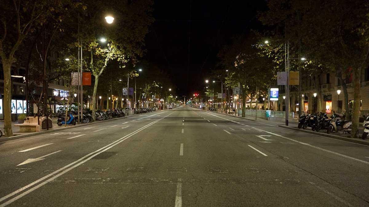 El toque de queda vacía las calles de Barcelona. En la foto, el paseo de Gràcia, cerca de la medianoche.