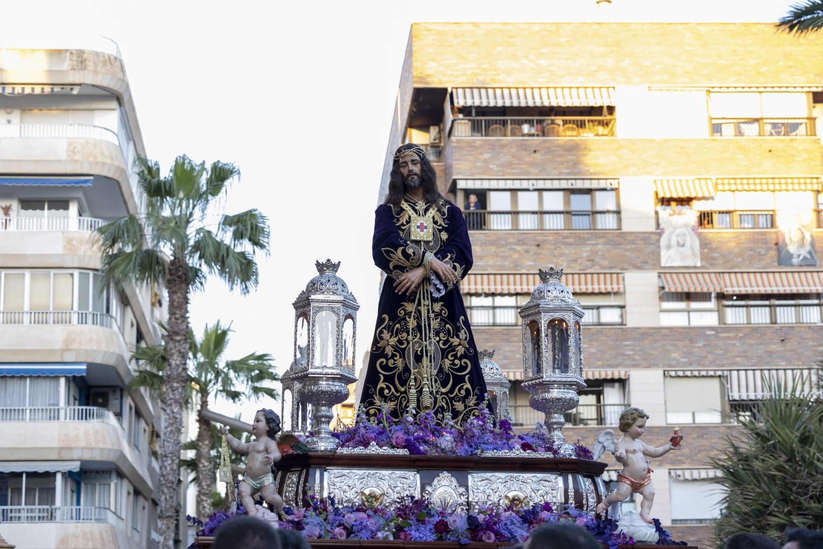 La procesión del Santo Entierro de Cristo del Viernes Santo en Torrevieja, en imágenes