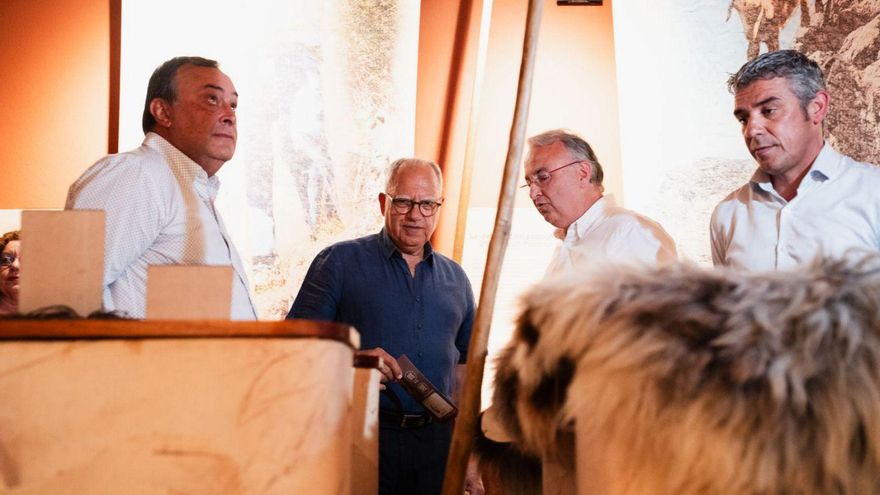 Manuel Ramón Plasencia, Casimiro Curbelo y Narvay Quintero en la inauguración del centro.