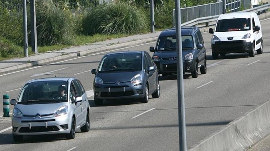 Decenas de coches de PSA Peugeot Citroën fueron transportados ayer &quot;uno por uno&quot; a Bouzas para evitar la huelga de los transportistas.