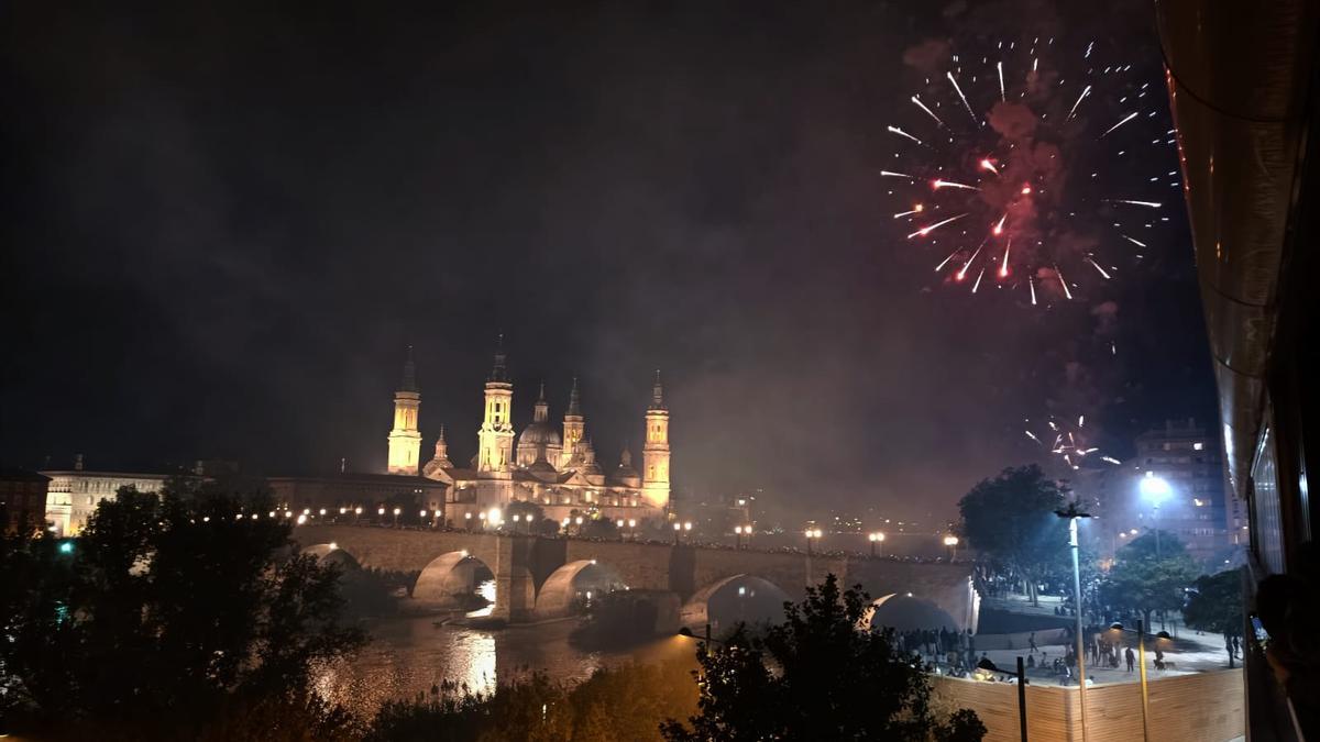 En imágenes | Unos espectaculares fuegos artificiales ponen el broche de oro a las Fiestas del Pilar 2023