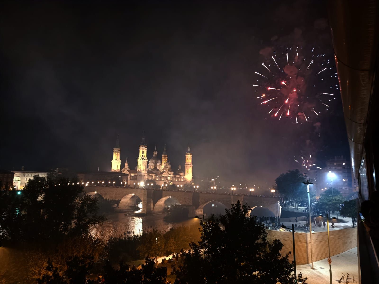 En imágenes | Unos espectaculares fuegos artificiales ponen el broche de oro a las Fiestas del Pilar 2023