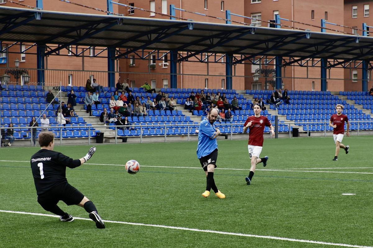 Un momento de un partido en el Díaz Vega.