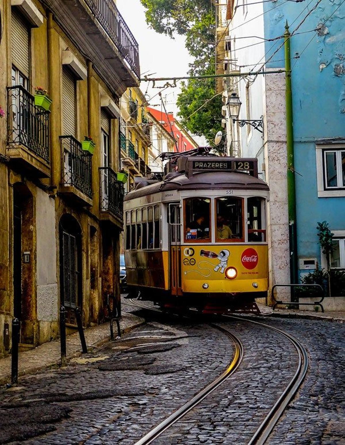 Tranvía en las calles de Lisboa