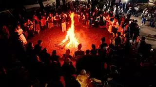 Los asturianos que celebran San Xuan del revés: la foguera que da paso al invierno