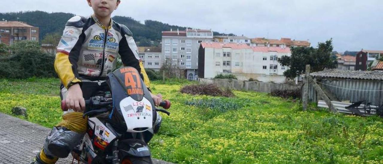 Manuel Davila junto a su moto, ayer en Bueu. // Gonzalo Núñez