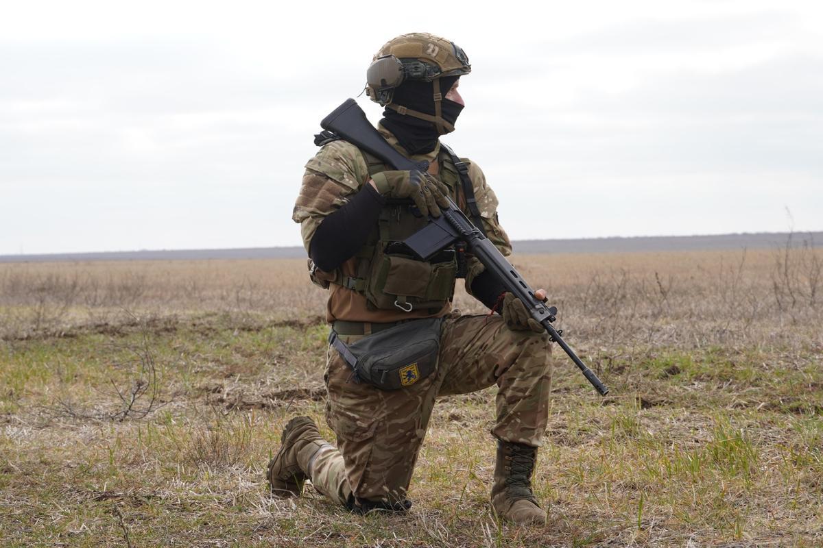 Un soldados del 128 Batallón de la Defensa Civil de Ucrania en un entrenamiento no lejos del río Dniéper.