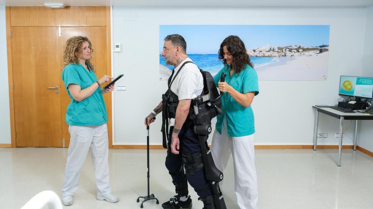Un paciente utilizando un exoesqueleto robótico de extremidades inferiores durante una sesión de rehabilitación en el Hospital Quirónsalud Miguel Domínguez de Pontevedra.