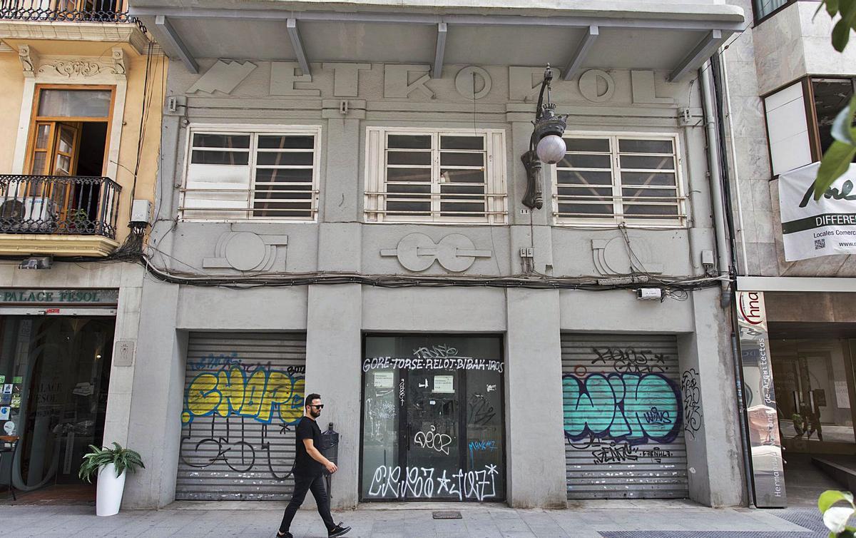 El antiguo cine Metropol, ubicado en la calle Hernán Cortés de València.  | GERMÁN CABALLERO